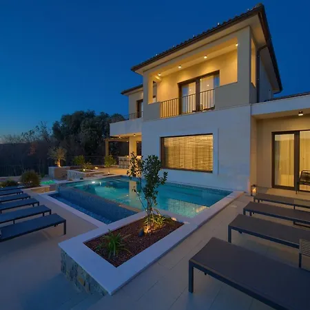 Luxury Lord And Lady Villa *