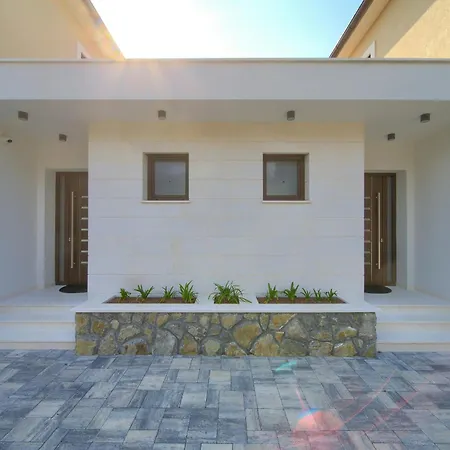 Luxury Lord And Lady Villa *