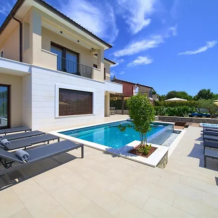 Vila Luxury Lord And Lady