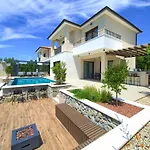 Luxury Lord And Lady Villa