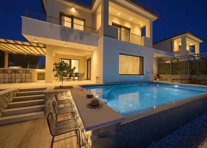 Luxury Lord And Lady Vila